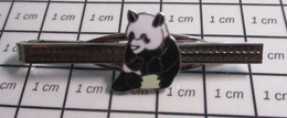 422 Etat Neuf : PINCE DE CRAVATE OURS NOIR ET BLANC PANDA - Boutons De Col /de Manchettes