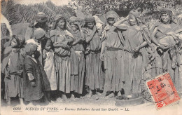 SCÈNES ET TYPES CPA ± 1910 ▬ FEMMES BÉDOUINES DEVANT LEUR GOURBI ▬ ÉDIT. LL N°6088 - Tunisie