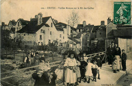 Troyes * Les Vieilles Maisons Sur Le Rû De Cailles * Villageois - Troyes