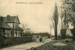 Aubeterre * La Place Publique Et L'école Du Village * Villageois - Autres & Non Classés