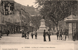Hyères * La Place De La Rade Et La Statue Massillon * Kiosque à Journaux * Petit Métier Cireurs - Hyeres