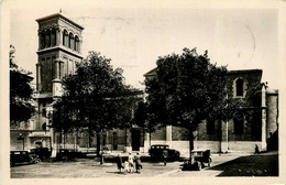 Valence * Place Et Vue Sur La Cathédrale * Automobile Voiture Ancienne - Valence