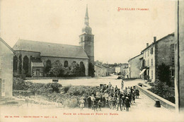 Docelles * La Place De L'église Et Pont Du Barba * Groupe D'enfants * Villageois - Autres & Non Classés