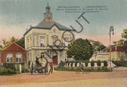 Postkaart/Carte Postale - LEOPOLDSBURG - Gemeentehuis En Gedenkteken - Kanon - Kleur (C1899) - Leopoldsburg