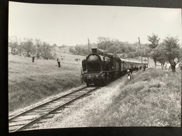Photo Numérotée De J.BAZIN : Train Vapeur Et Rame Vers RIVIÈRE LE BOIS   En 1970 - Treni