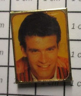 1214d Pin's Pins / Beau Et Rare / THEME : MUSIQUE / CHANTEUR QUEBECOIS ROCH VOISINE - Musique