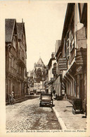 Beauvais * La Rue De La Manufacture * à Gauche La Maison Aux Faïences * Lingerie Bonneterie Mercerie - Beauvais