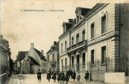 Charenton * Rue Et Vue Sur L'hôtel De Ville * Mairie - Autres & Non Classés