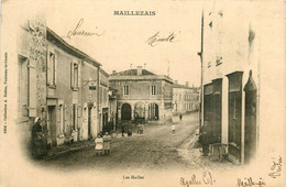 Maillezais * Rue Et Vue Sur Les Halles * Villageois - Maillezais
