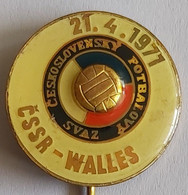 ČESKOSLOVENSKÝ FOTBALOVÝ SVAZ ČSSR-WALLES 21.4.1971 Football Soccer Club Fussball Calcio Futbol Futebol PINS BADGES A4/3 - Football