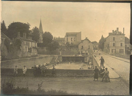 Doué La Fontaine * Photo Ancienne 1900 * Rue Du Village Et Le Lavoir * Laveuses Lavandières - Doue La Fontaine