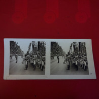 PHOTO STEREO III REICH APPELL DER DEUTSCHEN POLIZEI DIE SPIELLAUTE WAHREND DER VORBEIMARSCHES AM QUARTIER DES FUHRERS - Guerre, Militaire