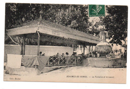 BEAUMES DE VENISE (84) - LA FONTAINE ET LA LAVOIR - LAVANDIERES - Beaumes De Venise