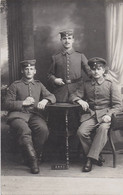 CARTE PHOTO ALLEMANDE - GUERRE 14 -18 - METZ (MOSELLE) - PHOTO STUDIO - TROIS SOLDATS - Guerre 1914-18