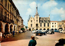 Libourne * La Place Abel Surchamp * Hôtel De Ville Et Arcades * Automobile Voiture Ancienne Citroën 2CV - Libourne