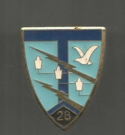 Insigne , Mimitaria, Attache Type Pin's, 68 éme REGIMENT DE TRANSMISSION , 2 Scans , H 208, Frais Fr 2.45 E - Esercito