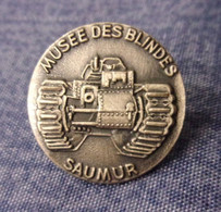 Pin's Musée Des Blindés De Saumur - école - Cavalerie - ABC - Général Estienne - Militaria