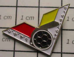 611A Pin's Pins / Beau Et Rare / THEME : SPORTS / FOOTBALL ARBITRES UNAF HAUT-RHIN - Football