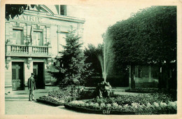 Neuilly Plaisance * Vue Sur La Mairie Et Le Jardin * Hôtel De Ville - Neuilly Plaisance