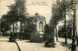 Noisy Le Sec * Rue Et Vue Sur La Statue De La Vierge * Automobile Voiture Ancienne - Noisy Le Sec