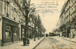 Noisy Le Sec * La Rue De La Forge * Tramway Tram * Hôtel Restaurant Marchand De Vins - Noisy Le Sec