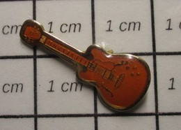 2217 Pin's Pins / Beau Et Rare / THEME MUSIQUE / PETITE GUITARE COULEUR +ou- CARAMEL - Musique