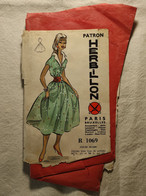 Delcampe - Ancien Patron De La Revue "HERBILLON" Des Années 60 - Taille 40-44 - N°R1069 - Robe - Patrones