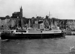 Dieppe * Bateau L'ARROMANCHES Passant Devant La Chapelle Notre Dame De Bon Secours * Bac Ferry - Dieppe