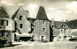 Piriac Sur Mer * La Place De L'église Et Les Vieilles Maisons * Commerce Vêtements Le Pigeon Voyageur - Piriac Sur Mer