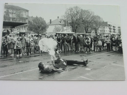 Nr. 112 Cpa/Ak Hagondange Feuerschlucker Auf Der Straße 1990 Schwarz/weiß  Post. Nicht Gel. - Hagondange