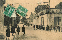 Poitiers * La Route De Bordeaux Et Porte De La Tranchée * Groupe D'enfants - Poitiers