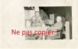 CARTE PHOTO ALLEMANDE - SOLDATS DANS L'ABRI SUR HIRZSTEIN - HARTMANNSWILLERKOPF PRES DE WATTWILLER BAS RHIN 1914 1918 - Guerra 1914-18