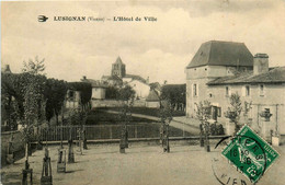 Lusignan * La Place De L'hôtel De Ville - Lusignan