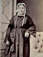 Photo CDV J. Sébire à Lorient - Femme Avec Coiffe En Costume Régional, Folklore, Circa 1880 L590B - Old (before 1900)