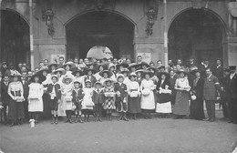 CPA 38 VIENNE CARTE PHOTO VENDEUSES ET VENDEUR DE LA PETITE FLEUR BLEUE A LA FETE DES NOCES D'OR PHILAMORNIE VIENNE 1918 - Vienne