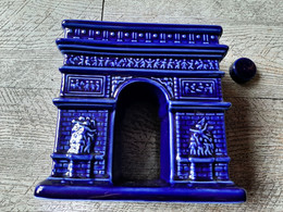 Flacon Bouteille Ancienne Bleue Arc De Triomphe Paris Alcool Faïence TBE - Alcools