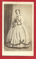 FOTOGRAFIA ORIGINALE ITALIA - 1880 Circa - Donna Elegante A Figura Intera - SOCIETA' FOTOGRAFICA BOLOGNESE - 6 X 10,5 - Alte (vor 1900)