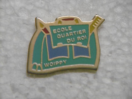 Pin's - WOIPPY Ecole Quartier Du Roi - Pins Sac D'écolier Pin Badge Administration Enseignement 57 MOSELLE - Administrations