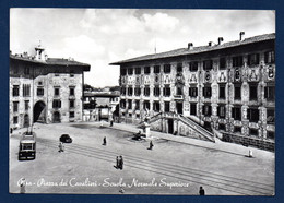 Italie.  Pisa. Piazza Dei Cavalieri. Scuola Normale Superiore. Statua Di Cosimo I E Fontana Del Gobbo (1596).  Tram. - Pisa