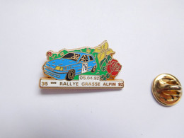 Superbe Pin's , Auto Renault Clio Bleue , ELF ,  35e Rallye Grasse Alpin 92 , Signé Arthus Bertrand - Renault