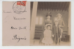 BRIGNAIS - Carte Photo Jeune Communiant Posant Avec Ses Parents "Souvenir De 1ère Communion" à BRIGNAIS -Famille DEVILLE - Brignais