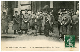 1909.politique Du Travail.la Grève Des Postiers.la Troupe Gardant L'Hôtel Des Postes. - Grèves