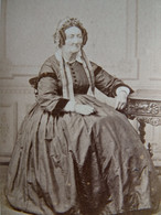 Photo CDV A. Touzé à Lorient - Second Empire Vieille Femme à La Coiffe, Robe à Crinoline, Circa 1865 L590C - Old (before 1900)