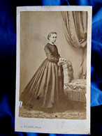 Photo CDV A. Touzé à Lorient - Jeune Fille En Pied, Second Empire, Circa 1865 L590C - Old (before 1900)