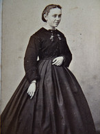 Photo CDV A. Touzé à Lorient - Jeune Femme, Robe à Crinoline Et Boléro, Second Empire Circa 1865 L590C - Old (before 1900)