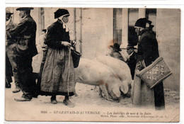 Saint Gervais D'Auvergne - Les Habilles De Soie A  La Foire -  Marches - Cochons - CPA°rn - Saint Gervais D'Auvergne