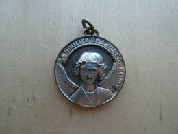 DAF-035 Médaille Publictaire Ancienne En Métal GrisSource De L'Ange De REIMS Signée DragoChampagne HENRI ABELE (REIMS) - Alcools