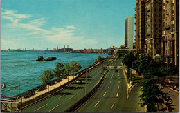 New York City Franklin D Roosevelt Drive Along The East River - Orte & Plätze