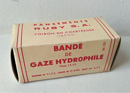 - Ancienne Boite En Carton - Bande De Gaze Hydrophile " RUBY S.A " - Objet De Collection - Pharmacie - - Medisch En Tandheelkundig Materiaal