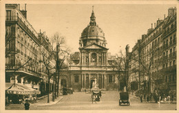 Paris CPA 75  Eglise De La Sorbonne Paris En Flanant Voiture Ancienne Pub Cigarette Celtique Carte Animée 1937 - Kerken